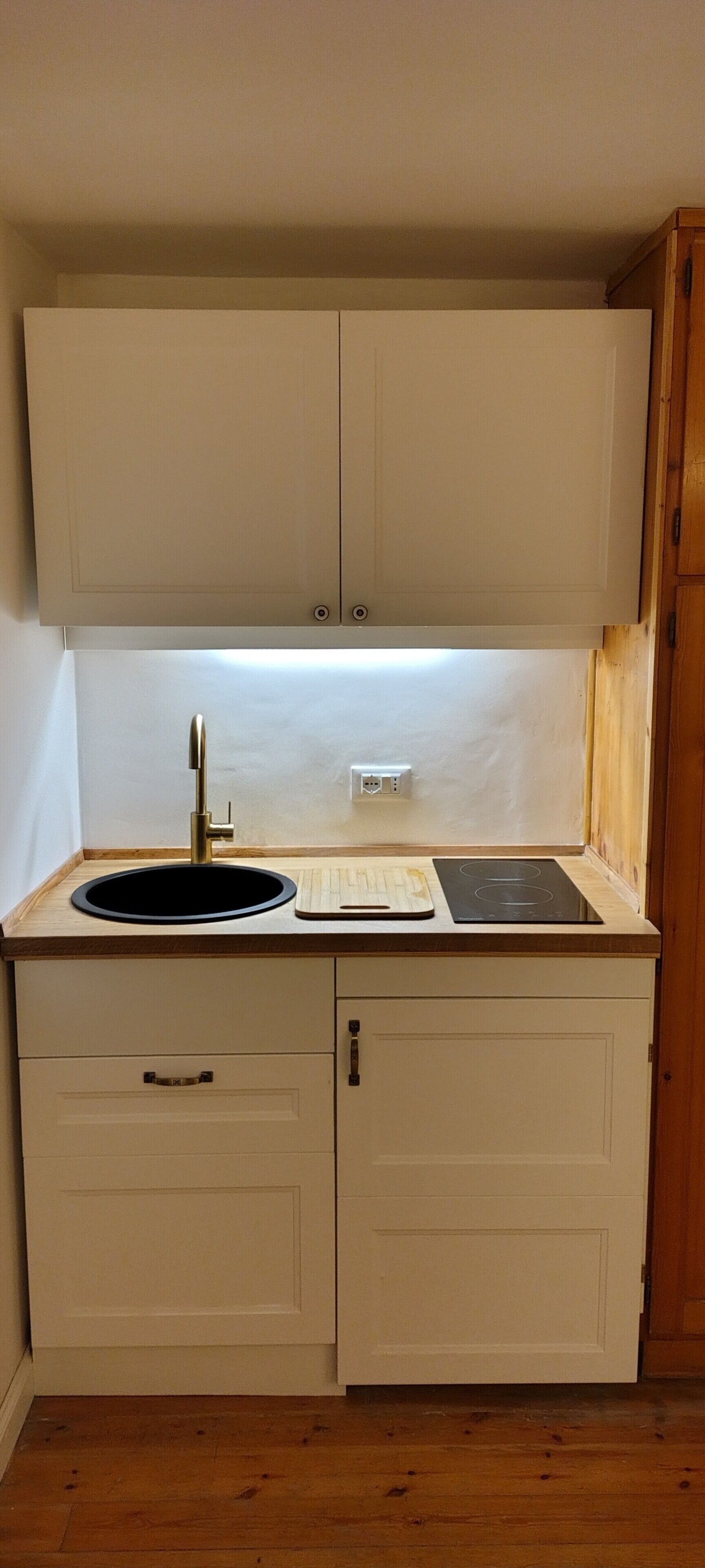 Kühlschrank, Herdplatte, Wasserkocher mit Kaffee-/Teezubehör