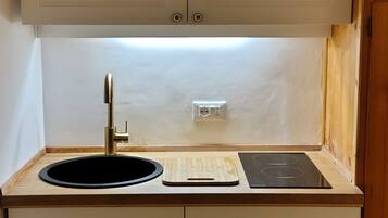 Kühlschrank, Herdplatte, Wasserkocher mit Kaffee-/Teezubehör