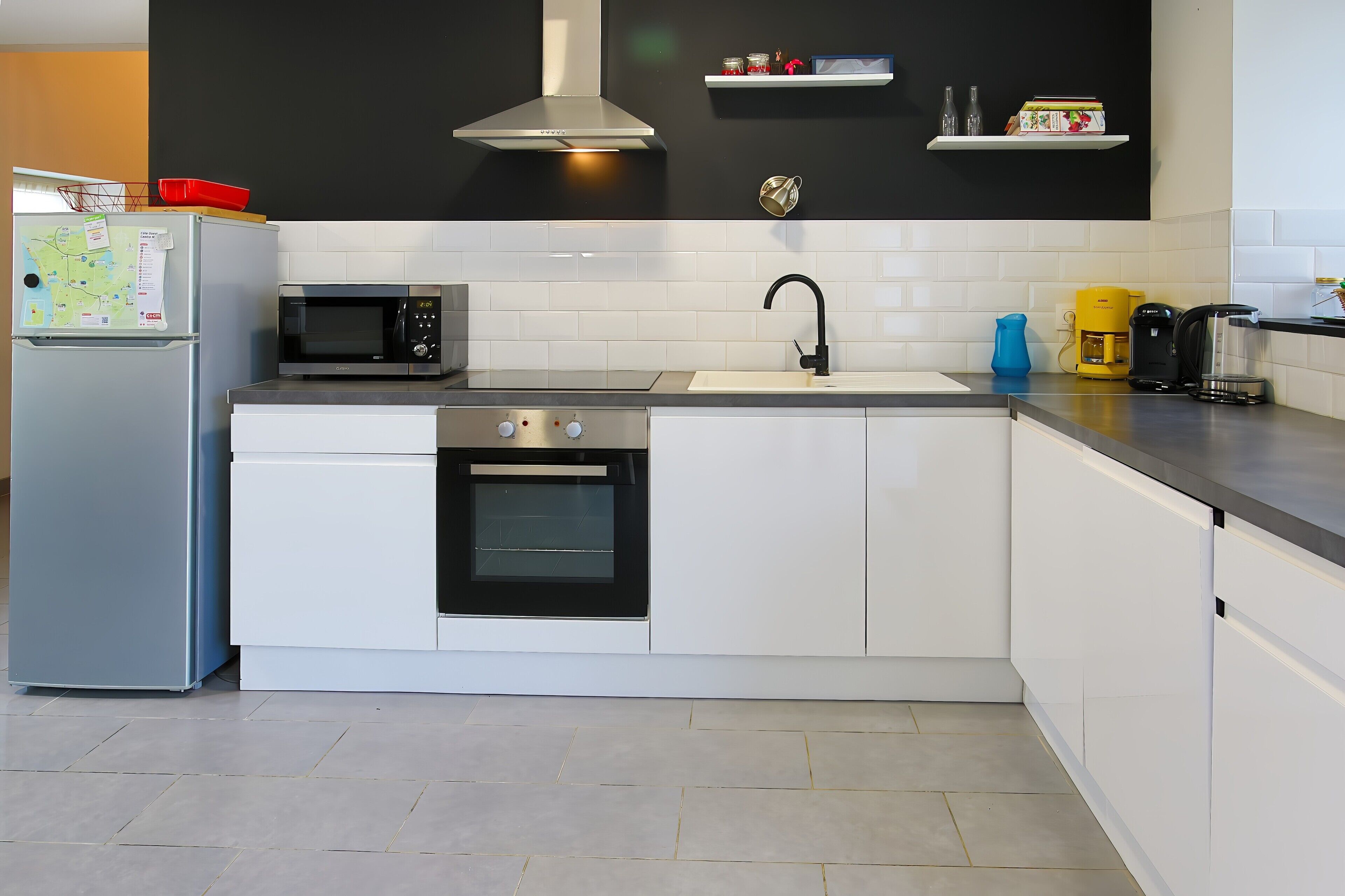 Frigorífico, microondas, horno y placa de cocina