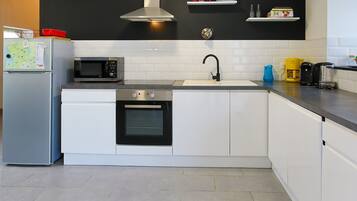 Frigorífico, microondas, horno y placa de cocina