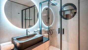 Luxury Suite, Sea View | Bathroom