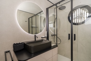 Luxury Suite, Sea View | Bathroom | Slippers