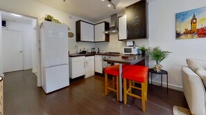 Basic Apartment | Private kitchen | Toaster, cleaning supplies, freezer, paper towels - Charming 2 Bed Apt with Netflix & Wi-Fi (London)