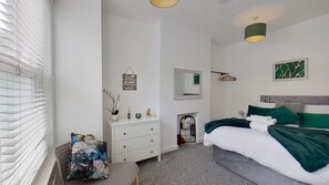 Basic Apartment | Free WiFi, bed sheets - Charming 2 Bed Apt with Netflix & Wi-Fi (London)