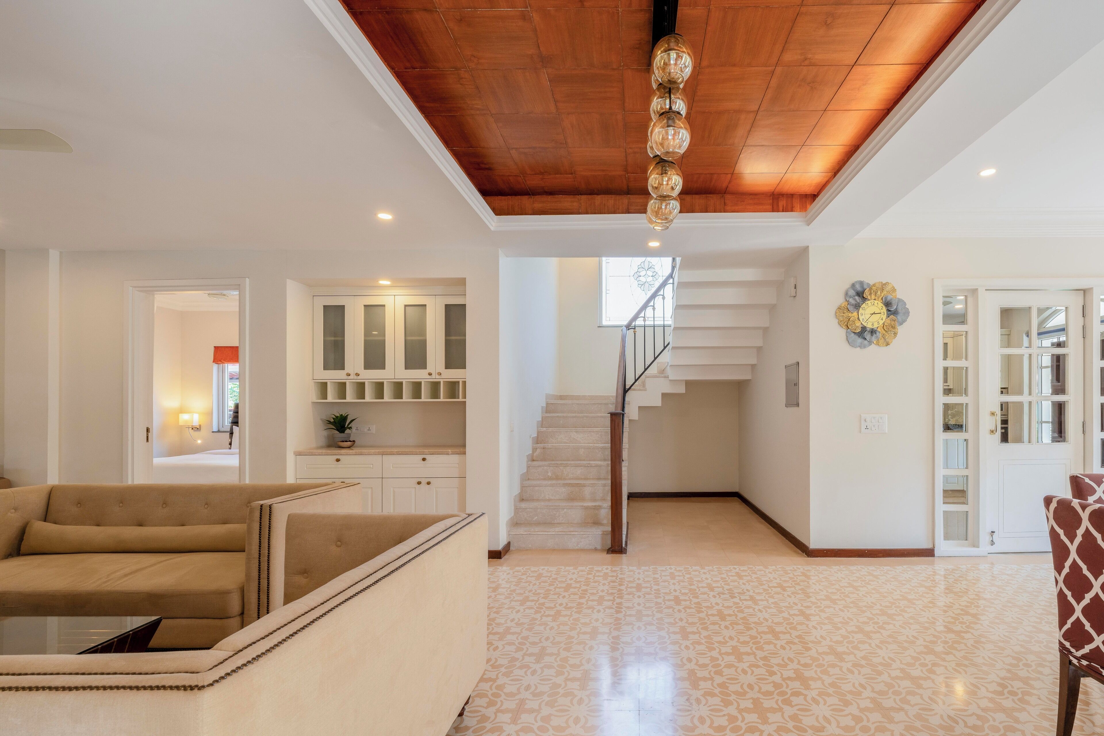 Un vaste espace de vie doté d’un haut plafond, d’un escalier et d’une cuisine moderne.