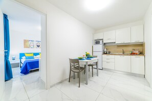 Fridge, microwave, coffee/tea maker, electric kettle - Lily Suite (Massa Lubrense)