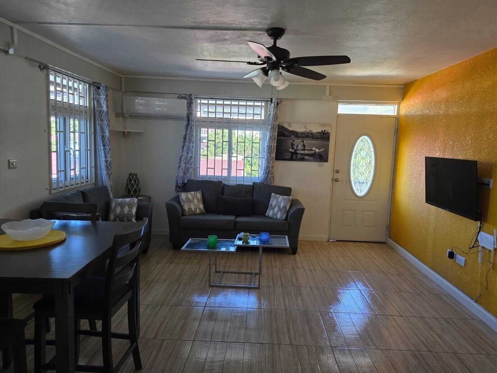 Leilighet, balkong, byutsikt | Oppholdsområde