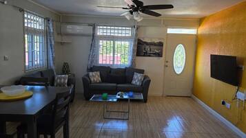 Leilighet, balkong, byutsikt | Oppholdsområde