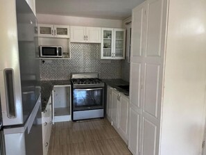 Leilighet, balkong, byutsikt | Eget kjøkken