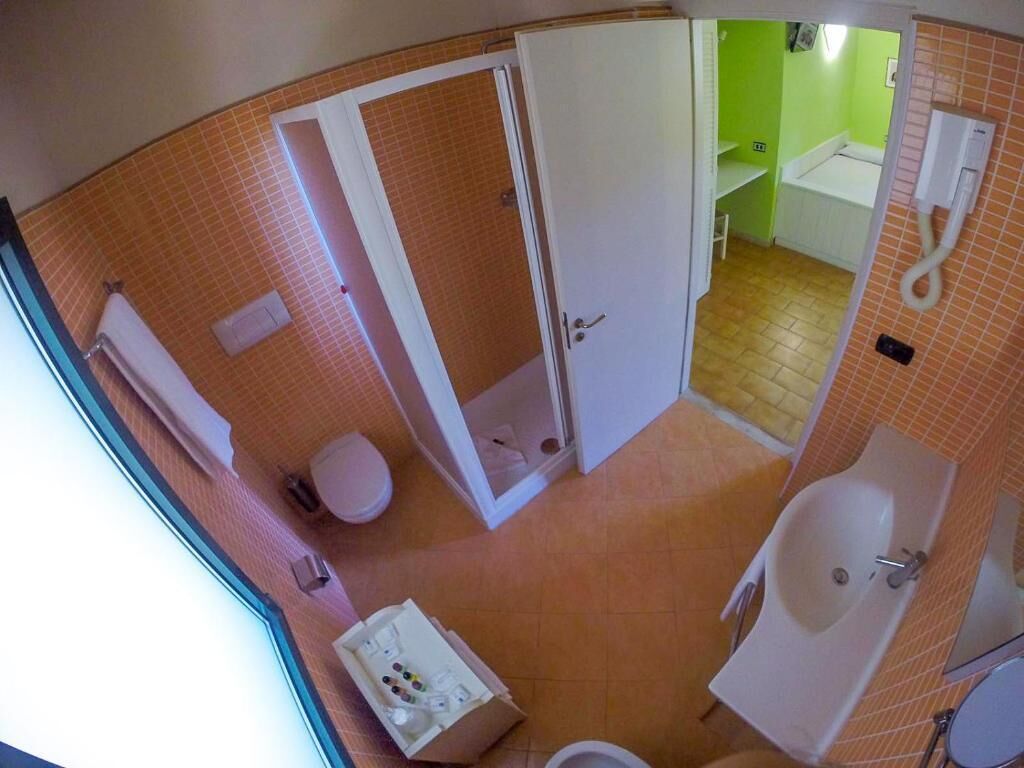 Une salle de bain équipée de toilettes, d’un bidet et d’une baignoire.