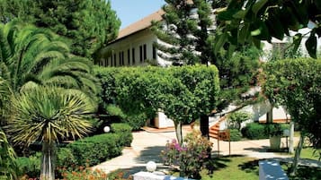 Basic-Doppelzimmer, Terrasse, Gartenblick | Unterkunftsgelände