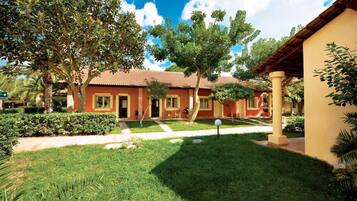 Superior-Dreibettzimmer, Terrasse, Gartenblick | Außenbereich