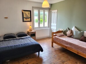 3 bedrooms, iron/ironing board, WiFi - Holiday Home 'Seaside, Les Fleurs' with Shared Terrace, Private Garden and Wi-Fi (Créances)