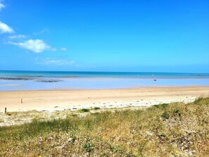 Beach nearby - Holiday Home 'Seaside, Les Fleurs' with Shared Terrace, Private Garden and Wi-Fi (Créances)