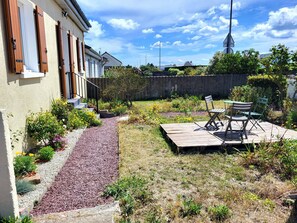 Outdoor dining - Holiday Home 'Seaside, Les Fleurs' with Shared Terrace, Private Garden and Wi-Fi (Créances)