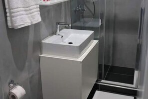Shower - KAPETAN MATAPA 55, PIREAUS, 185 44 (Pireas)