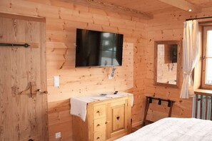 1 bedroom, travel cot, WiFi
