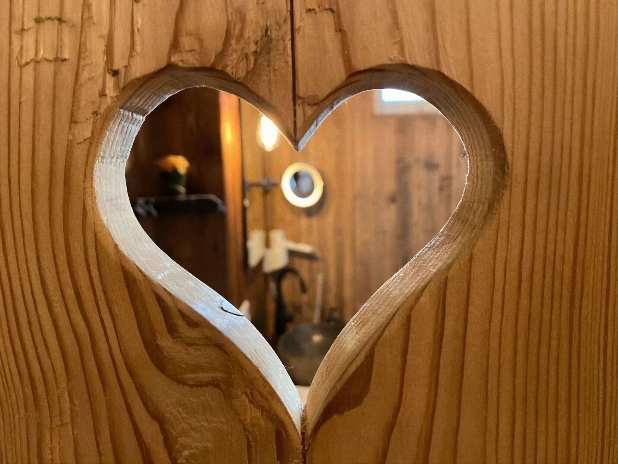 Une structure en bois avec une découpe en forme de cœur.