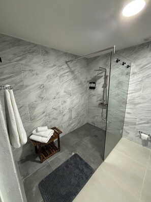 Towels, soap, toilet paper - Charming Luquillo Retreat Minutes to Beach & Kiosks (Luquillo)