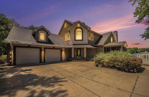 Lakefront 4BR w/ Private Beach, Dock & Firepit Near Battle Creek, amazing views!