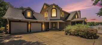 Lakefront 4BR w/ Private Beach, Dock & Firepit Near Battle Creek, amazing views!