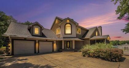 Lakefront 4BR w/ Private Beach, Dock & Firepit Near Battle Creek, amazing views!