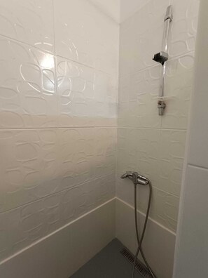 Shower, hair dryer, towels, soap - This apartment features 2 bedrooms, a well-appointed kitchen and a private bath. (Cluj-Napoca)