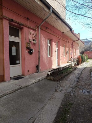Exterior - This apartment features 2 bedrooms, a well-appointed kitchen and a private bath. (Cluj-Napoca)