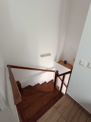 Interior - This apartment features 2 bedrooms, a well-appointed kitchen and a private bath. (Cluj-Napoca)