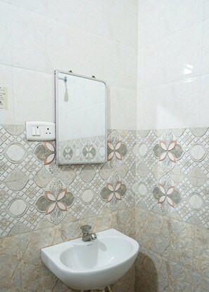 Standard Double Room, 1 Double Bed | Bathroom