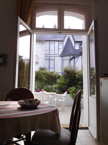 R de C apartment with private terrace and parking 100 M from the sea
