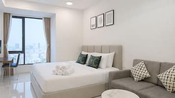 Standard Apartment, 1 Queen Bed, Bathtub Grab Bars, City View