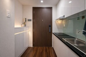 Appartement Standard, 1 grand lit, baignoire avec barres d’appui, vue ville