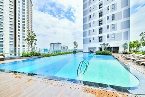 Une piscine sur le toit offrant une vue dégagée sur les grat-ciel de la ville.