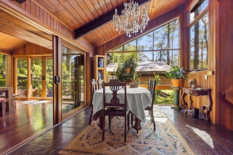 Dining. Vivian's Cottage with Cozy Fireplace. Pet Friendly!