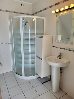 Shower, hair dryer - Holiday Home “Les 3 Mésanges” with Private Terrace, Garden, and Wi-Fi (Saint-Germain-sur-Ay)