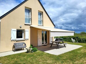 Outdoor dining - Holiday Home 'Les 3 Mésanges' with Private Terrace, Private Garden and Wi-Fi (Saint-Germain-sur-Ay)