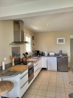 Private kitchen - Holiday Home 'Les 3 Mésanges' with Private Terrace, Private Garden and Wi-Fi (Saint-Germain-sur-Ay)