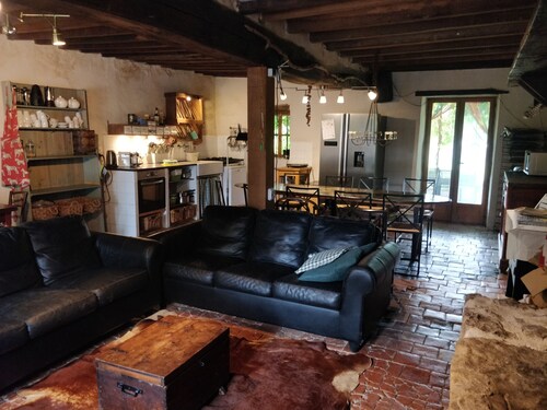 COUNTRY HOUSE & tennis court& piscine.
12 pers, chien accepté. Repas possible.