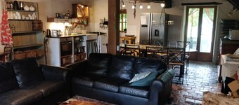 COUNTRY HOUSE & tennis court& swimming pool. 12 pers, dog accepted. Meals available.