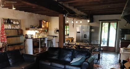 COUNTRY HOUSE & tennis court& piscine.
12 pers, chien accepté. Repas possible.