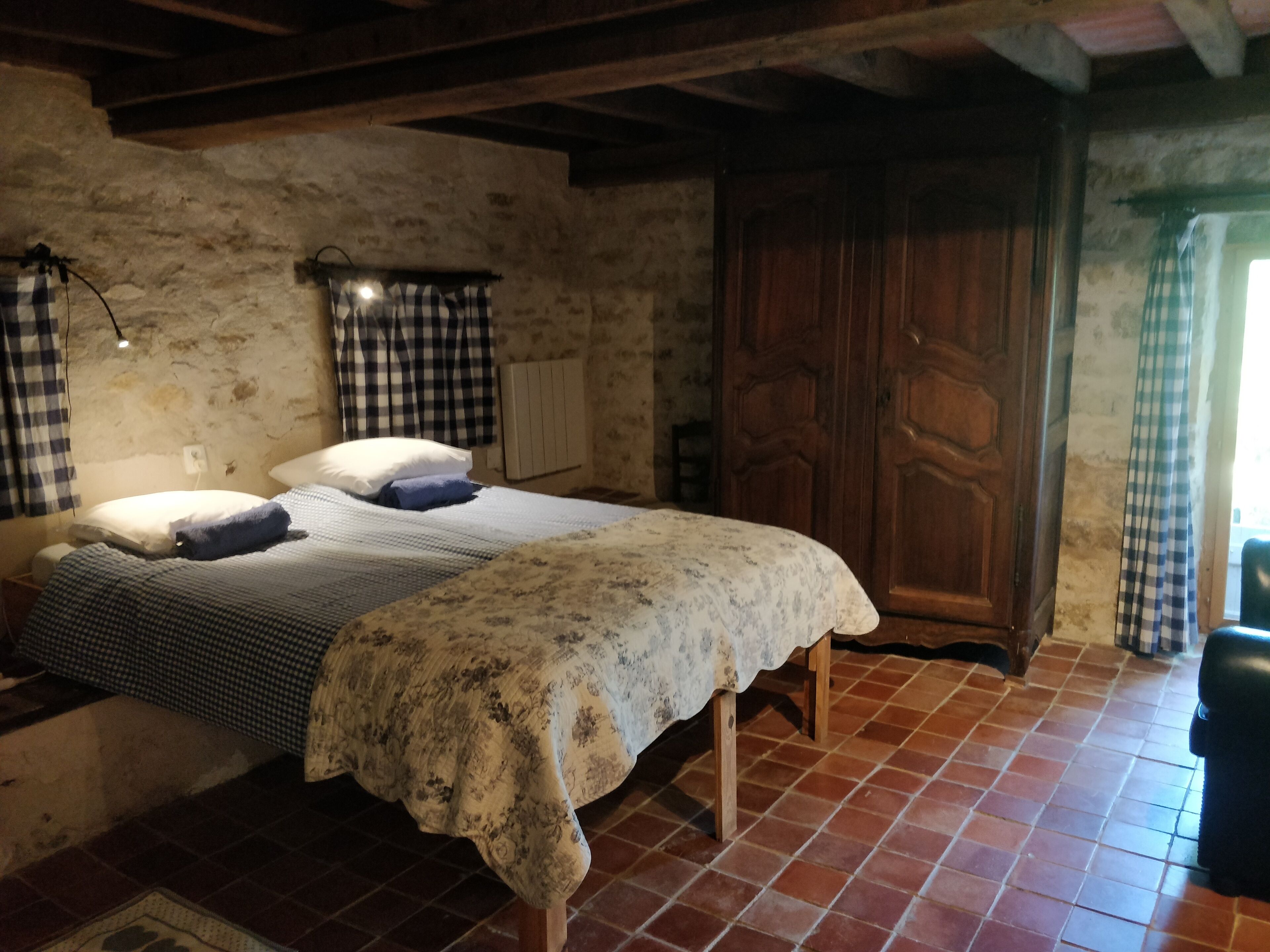 5 chambres, fer et planche à repasser, Wi-Fi, draps fournis