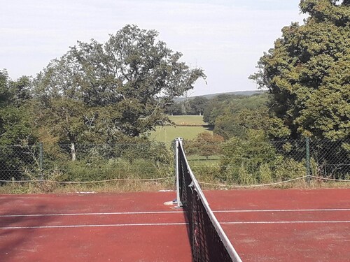 COUNTRY HOUSE & tennis court& piscine.
12 pers, chien accepté. Repas possible.