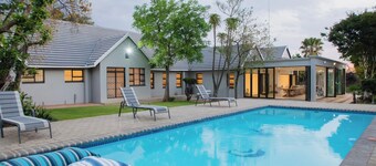 Naledi@53: 5-Star | The Perfect Luxury Retreat for Groups of 12 People Sharing