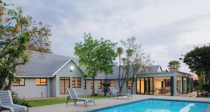 Naledi@53: 5-Star | The Perfect Luxury Retreat for Groups of 12 People Sharing