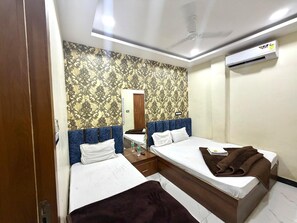 Deluxe Triple Room - hotel shree prem palace  (Ujjain)