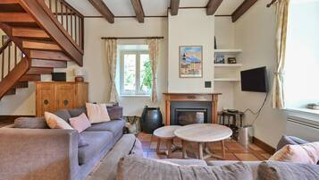 Fernseher, Kamin, DVD-Player