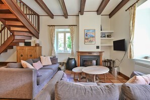 TV, fireplace, DVD player