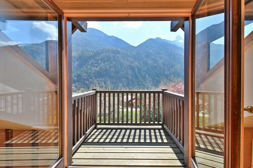 House with Garden for 6-12 Guests Near Lake Annecy and Mountains