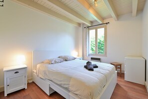 4 bedrooms, iron/ironing board, WiFi, bed sheets
